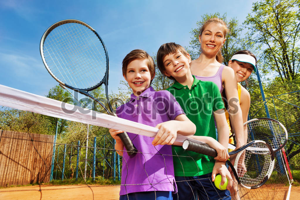 depositphotos_130011696-stock-photo-family-of-tennis-players.jpg