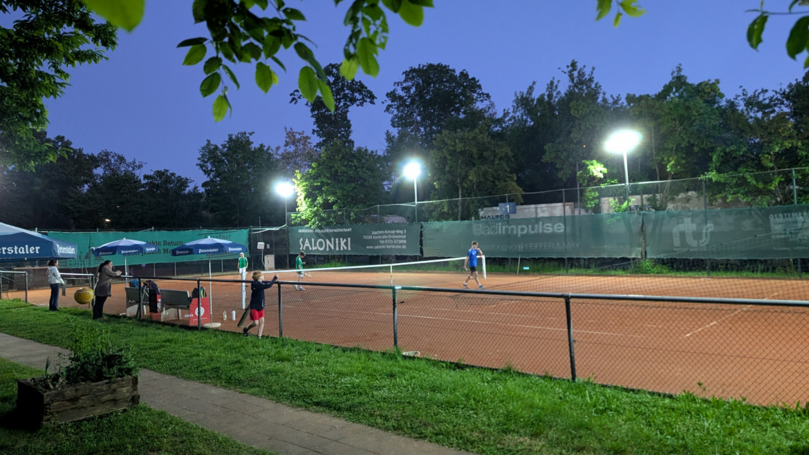 U15: Flutlicht-Krimi beim Heimspiel gegen SVK Beiertheim: U15 Junioren des TC Heidenstücker kämpfen bis zum letzten Punkt